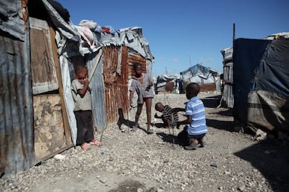 Ni&ntilde;os juegan en uno de los campamentos de refugiados en Puerto Pr&iacute;ncipe hoy, s&aacute;bado 12 de enero de 2013.