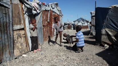 Ni&ntilde;os juegan en uno de los campamentos de refugiados en Puerto Pr&iacute;ncipe hoy, s&aacute;bado 12 de enero de 2013.