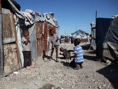 Niños juegan en uno de los campamentos de refugiados en Puerto Príncipe hoy, sábado 12 de enero de 2013.