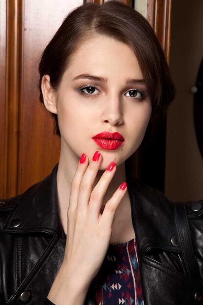 Más clasicismo de la mano de Dior y su primavera en rojo ligeramente coral con labios cremosos y uñas brillantes.