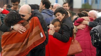 Los primeros evacuados españoles desde Haití se reúnen con sus familiares tras aterrizar en la base aérea de Torrejón de Ardoz.
