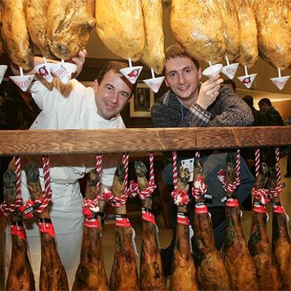 Martín Berasategui y Andoni Arduriz, entre jamones, durante el Congreso de Gastronomía.