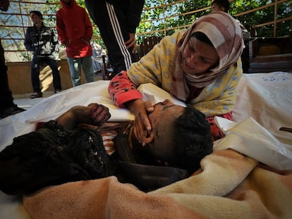 Una madre junto al cadáver de su hijo muerto en un ataque israelí, el domingo en Rafah, en el sur de la franja de Gaza.