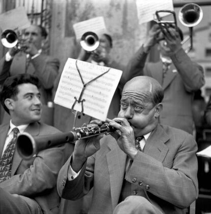 Francesc va tenir una trajectòria ascendent i es va barrejar amb l’avantguarda d’artistes espanyols. Aquesta foto d’un músic tocant el tible la va fer el 1958. 