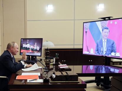 Vladímir Putin y Xi Jinping celebran una videoconferencia el 15 de diciembre de 2021.