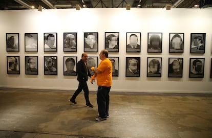 La obra de Santiago Sierra 'Presos polticos', en la feria Arco 2018, antes de su retirada de la galera de Helga de Alvear por Ifema. 