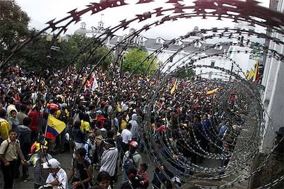 Miles de ecuatorianes mostraron en frente del palacio presidencial su descontento. El vicepresidente Alfredo Palacio tomaba posesin en el P?rlamento como nuevo jefe de Estado.