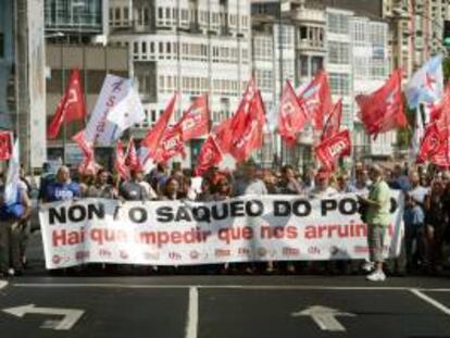 Concentración convocada por los sindicatos UGT, CCOO, CIG y USO contra los recortes aprobados por el Ejecutivo, hoy ante la sede de la Subdelegación del Gobierno, en A Coruña.