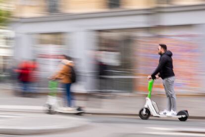 Patinetes eléctricos de alquiler en París.