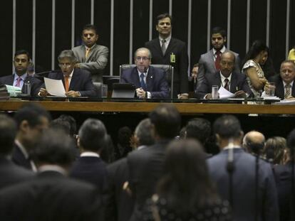 Eduardo Cunha (centro) preside la sesi&oacute;n del Congreso brasile&ntilde;o que dio comienzo al proceso de destituci&oacute;n de Rousseff.