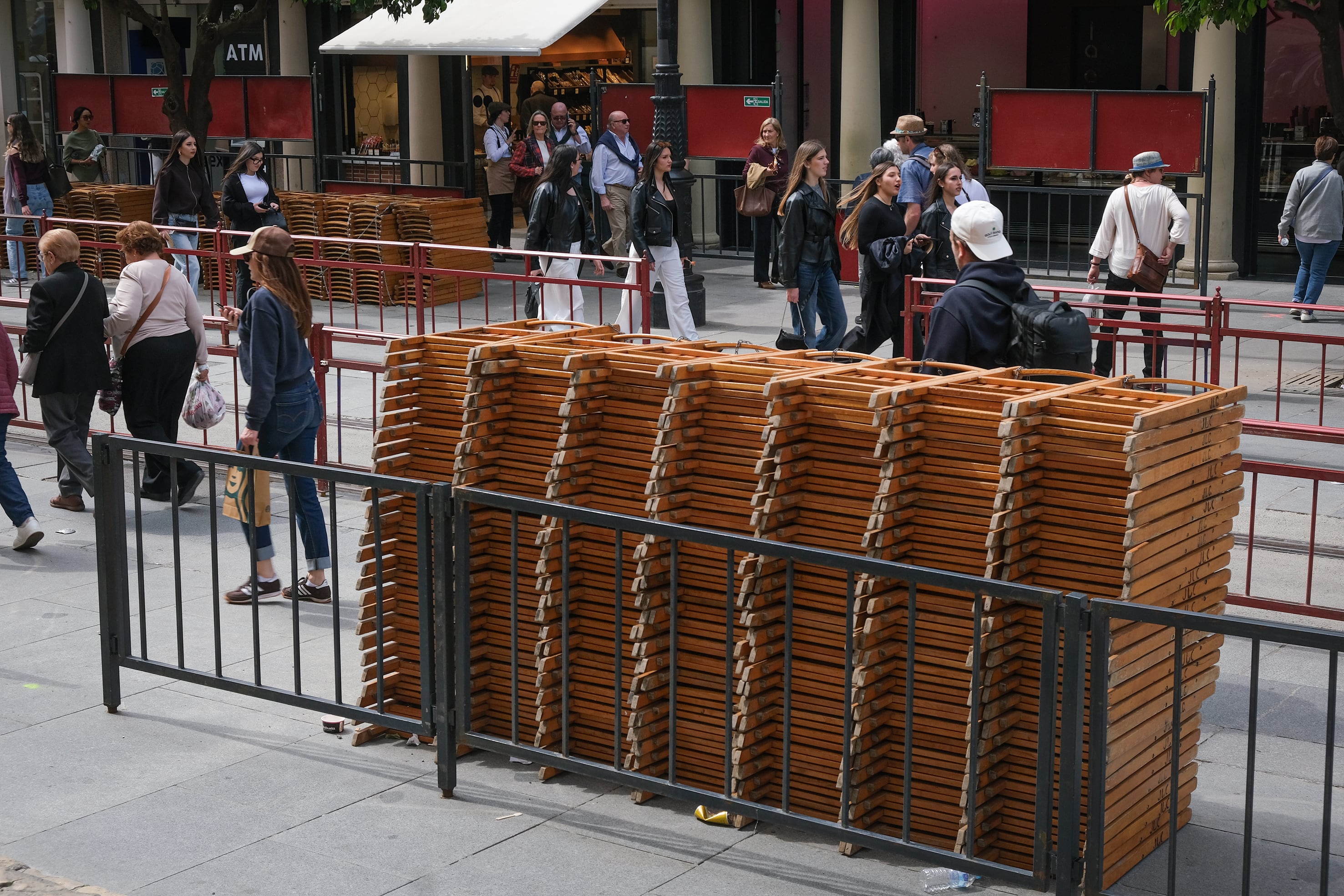 Sillas apiladas en el centro de Sevilla para la Semana Santa, este miércoles. 