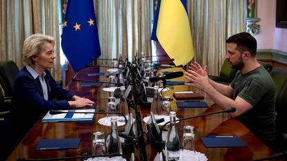 La presidenta de la Comisión Europea, Ursula von der Layen, y el presidente de Ucrania, Volodímir Zelenski, este sábado en Kiev.