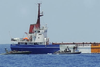 Efectivos de la Armada israelí cortan el paso al barco <i>Rachel Corrie,</i> perteneciente a la flotilla de activistas que pretendían romper el bloqueo a Gaza.
