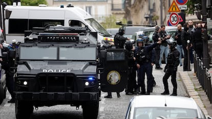 Un hombre con falsos explosivos, detenido en el consulado de Irán en París