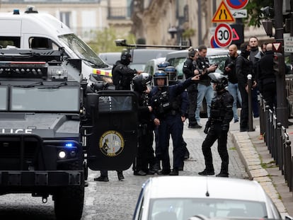 Agentes franceses aseguran el área cerca del consulado de Irán donde un hombre amenazaba con inmolarse, en París, este viernes 19 de abril.