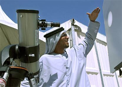 El tránsito de Venus puede seguirse desde cualquier lugar de Europa, casi toda Asia, parcialmente en Australia, en África, excepto la costa occidental, y en la Costa Este de América donde puede contemplarse el final del fenómeno. En Abu Dhabi, un técnico de los Sociedad Astronómica de los Emiratos Árabes prepara un telescopio en un centro cultural para ver el tránsito.