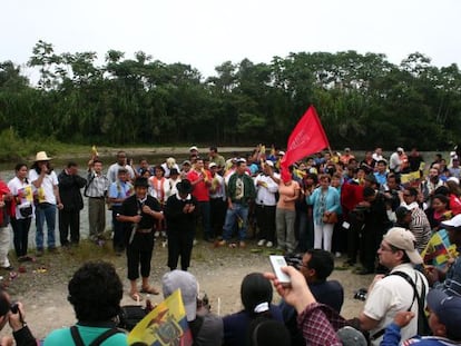 Manifestantes en El Pangui (Ecuador).