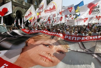 Simpatizantes de la ex primera ministra ucraniana Yulia Timoshenko exigen su liberación en Kiev