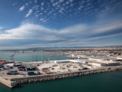 Zona de carga y descarga de buques en el puerto de Castellón.