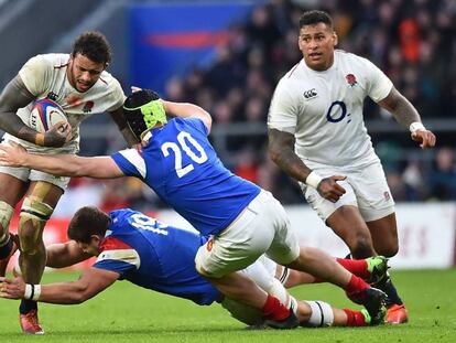 Courtney Lawes sortea el placaje de Paul Willemse