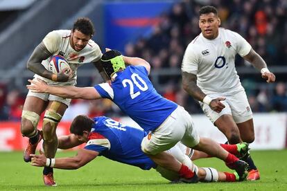 Courtney Lawes sortea el placaje de Paul Willemse