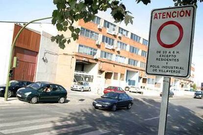 Una placa informa de la prohibición de entrar por la noche en la zona a los conductores no residentes.