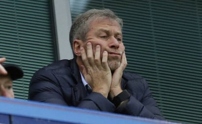 Roman Abramovich observa un partido del Chelsea desde el palco en diciembre de 2015.