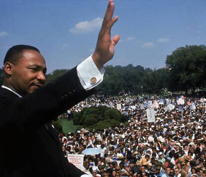 El discurso de Martin Luther King el 28 de agosto de 1963 en el Lincoln Memorial de Washinton DC fue uno de los acontecimientos cruciales del movimiento por los derechos civiles que había empezado en Estados Unidos a finales de los cincuenta. Dejó huella por lo simbólico del escenario (a los pies de la estatua de Abraham Lincoln, el presidente que había firmado la proclamación de emancipación cien años antes) y lo poético de su alocución de 17 minutos, que culminó con el famoso mantra “Tengo un sueño”, repetido exactamente nueve veces. Jugando con la idea del sueño americano, King expresó que el suyo era el de un país sin diferencias raciales. Mientras ofrecía otro discurso, en 1968, King fue asesinado. En la imagen, Martin Luther King saluda a la multitud durante la marcha por el trabajo y la libertad en el Lincoln Memorial de Washington, en 1963.