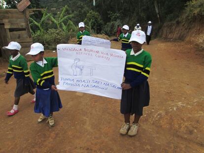 Los niños son uno de los grupos, junto a las mujeres, más beneficiados por los logros conseguidos. Ahora pueden estudiar y ha aumentado su calidad de vida. Algunas de las mujeres de Mweteni aseguran que "ahora tienen otra cara".