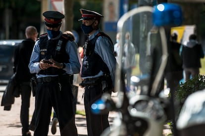 Dos agentes de los Mossos d'Esquadra patrullan las calles de Girona, en una imagen de archivo /Toni Ferragut