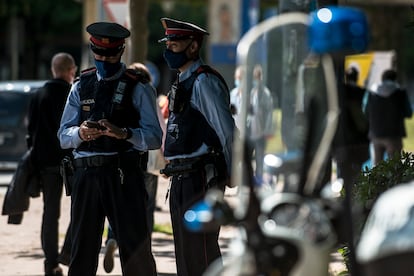 Dos agentes de los Mossos d'Esquadra.