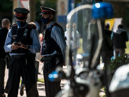 Dos agentes de los Mossos d'Esquadra patrullan las calles de Girona, en una imagen de archivo /Toni Ferragut