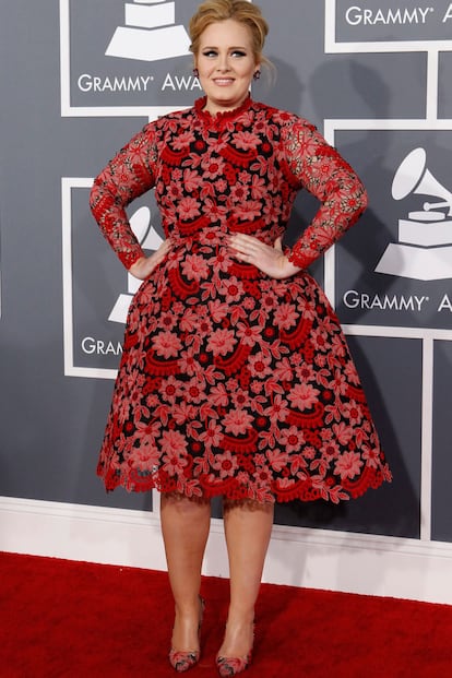 En la gala del decoro por recomendación expresa, Adele recogió su Grammy tapadita, con recogido, y con un Valentino floreado con inspiración mesa camilla.