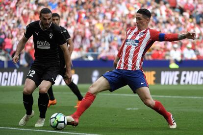 El delantero español del Atlético de Madrid Fernando Torres ante el jugador del Eibar David Lomban.