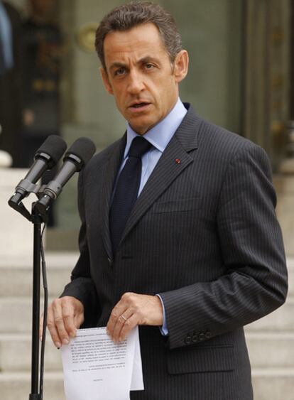 El presidente de Francia, Nicolas Sarkozy, lee el comunicado en delante del palacio del Elíseo.