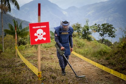 Un militar colombiano realiza un ejercicio de detección de minas antipersona en El Congal, Colombia, en abril de 2020.