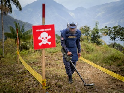 Un militar colombiano realiza un ejercicio de detección de minas antipersona en El Congal, Colombia, en abril de 2020.