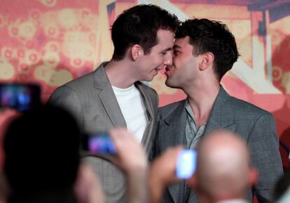 El director y actor Xavier Dolan (derecha) y el actor Pier-Luc Funk (izquierda) durante la rueda de prensa de la película 'Matthias & Maxime'.