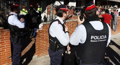 Mossos d’Esquadra con el actual chaleco antibalas.