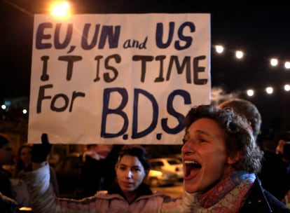 Manifestación en Jerusalén, en noviembre de 2009, exigiendo a la comunidad internacional que tome postura ante los asentamientos en los territorios ocupados.