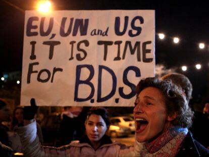 Manifestación en Jerusalén, en noviembre de 2009, exigiendo a la comunidad internacional que tome postura ante los asentamientos en los territorios ocupados.