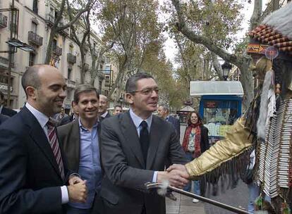 Daniel Sirera, Alberto Fernndez y Alberto RuizGallardn en La Rambla de Barcelona, ayer.