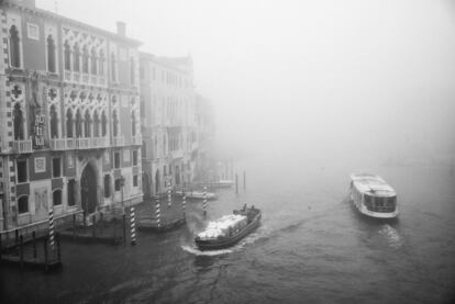 La escasa visibilidad producida por la niebla ha causado retrasos en las salidas de algunos barcos en el Gran Canal.