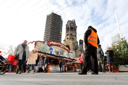 Un guardia de seguridad vigila en el mercado navideño de Breitscheidplatz en Berlín.