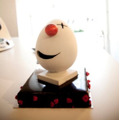 Bizcocho rematado con huevo de Pascua, elaborado por Oriol Balaguer.