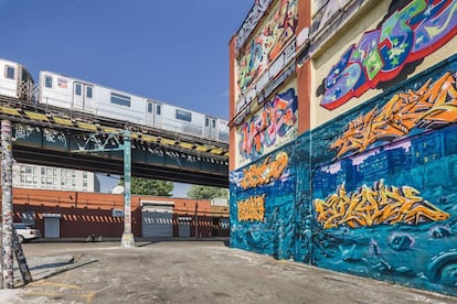 Para llegar a 5Pointz desde Manhattan se toman las l&iacute;neas E o M hasta 23 st Queens. La direcci&oacute;n exacta es 45-46 Davis Street y las calles donde est&aacute;n todos los grafitis son Crane y Davis.