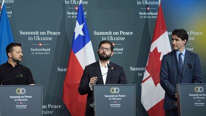 Gabriel Boric habla junto al presidente de Ucrania, Volodymyr Zelenskyy, y el primer ministro de Canadá, Justin Trudeau, durante la cumbre de paz sobre Ucrania en Obbürgen (Suiza), el 16 de junio.