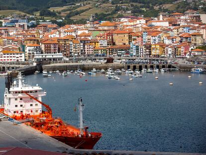 El buque 'Dutch spirit' en el puerto de Bermeo, este martes.