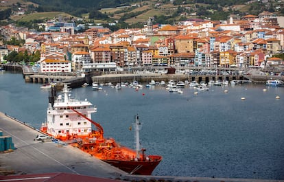 El buque 'Dutch spirit' en el puerto de Bermeo, este martes.