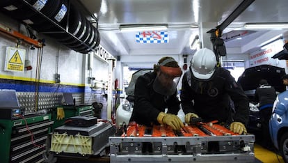 Chus y Antonio, dueños de Motor Cebis, un taller especializado en coches híbridos y eléctricos en Alcorcón (Madrid).